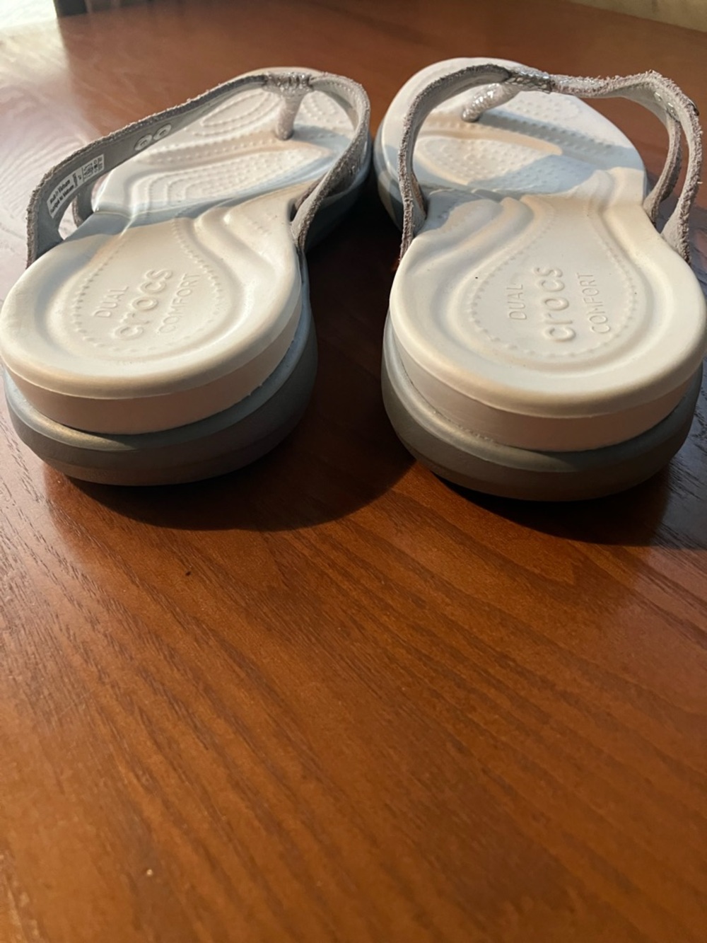 CROCS Silver Glitter Thong Sandals with White Footbed Women’s Size 7 - Picture 6 of 6